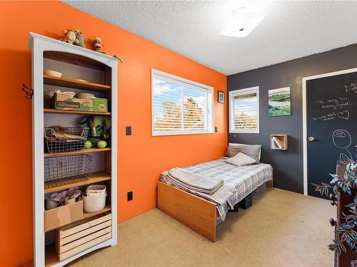 1290 Topaz Ave, Victoria, BC - Indoor Photo Showing Bedroom