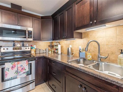 101-6157 Washington Way, Nanaimo, BC - Indoor Photo Showing Kitchen With Double Sink