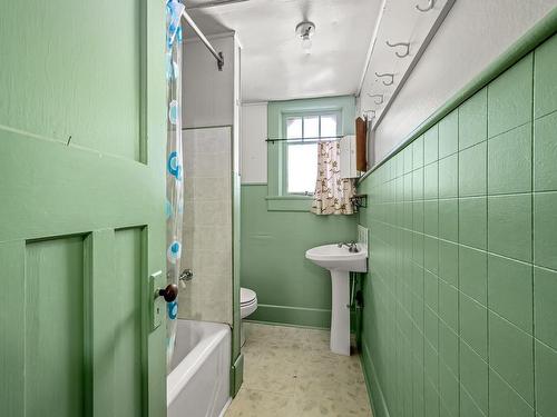 5630 Island Hwy South, Union Bay, BC - Indoor Photo Showing Bathroom
