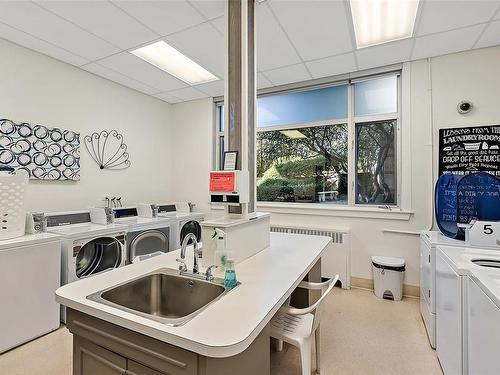 1006-250 Douglas St, Victoria, BC - Indoor Photo Showing Laundry Room