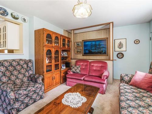 70 Roberta Rd West, Nanaimo, BC - Indoor Photo Showing Living Room