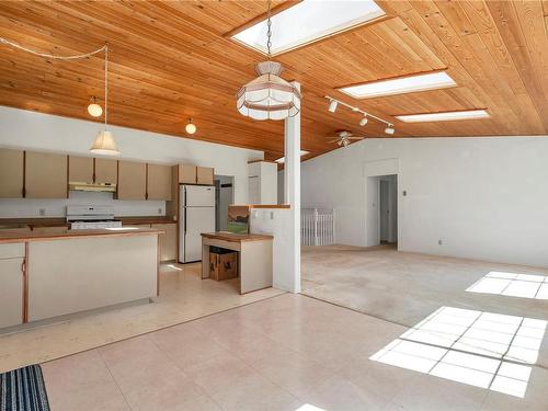 B-324 Sutil Rd, Quadra Island, BC - Indoor Photo Showing Kitchen