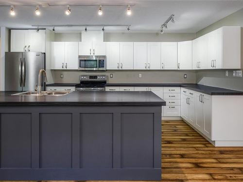 907 Hemsworth Rd, Qualicum Beach, BC - Indoor Photo Showing Kitchen With Double Sink