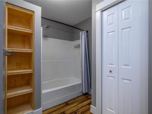 907 Hemsworth Rd, Qualicum Beach, BC - Indoor Photo Showing Bathroom