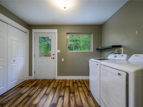 907 Hemsworth Rd, Qualicum Beach, BC - Indoor Photo Showing Laundry Room