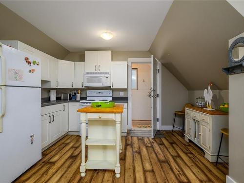 907 Hemsworth Rd, Qualicum Beach, BC - Indoor Photo Showing Kitchen