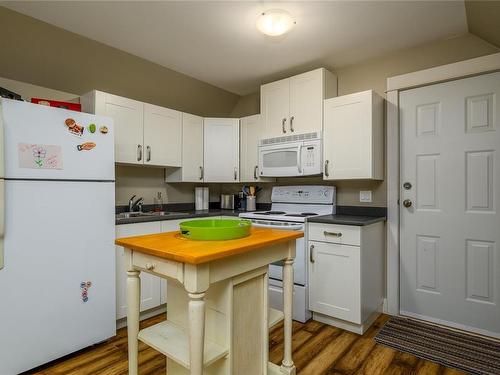 907 Hemsworth Rd, Qualicum Beach, BC - Indoor Photo Showing Kitchen With Double Sink