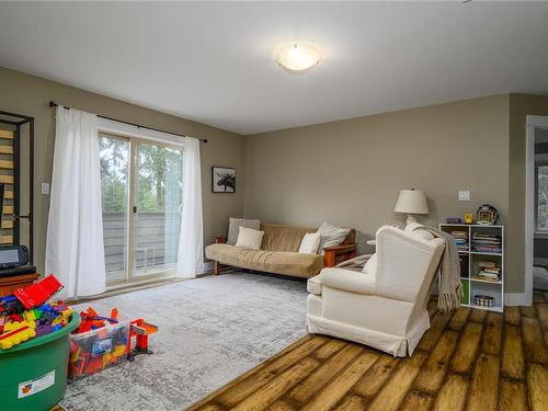 907 Hemsworth Rd, Qualicum Beach, BC - Indoor Photo Showing Living Room