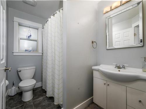 907 Hemsworth Rd, Qualicum Beach, BC - Indoor Photo Showing Bathroom