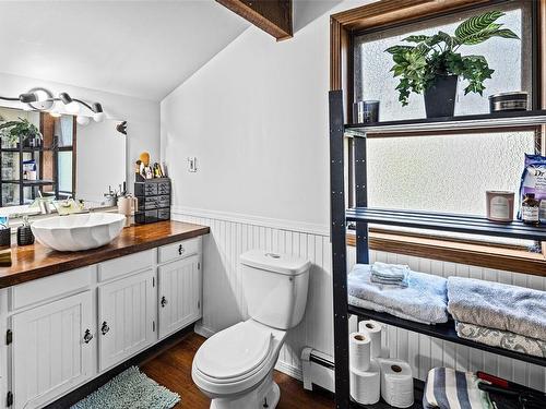 2434 Sommer Lane, Shawnigan Lake, BC - Indoor Photo Showing Bathroom