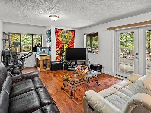 2434 Sommer Lane, Shawnigan Lake, BC - Indoor Photo Showing Living Room