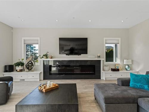 1297 Oakmount Rd, Saanich, BC - Indoor Photo Showing Living Room With Fireplace