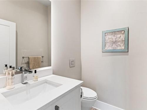 1297 Oakmount Rd, Saanich, BC - Indoor Photo Showing Bathroom