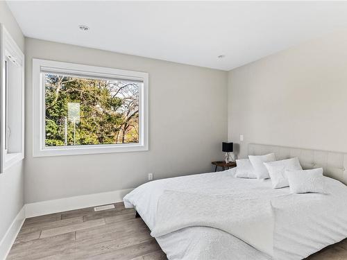 1297 Oakmount Rd, Saanich, BC - Indoor Photo Showing Bedroom