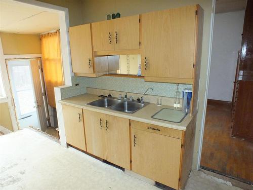 130 Amelia Street E, Thunder Bay, ON - Indoor Photo Showing Kitchen With Double Sink