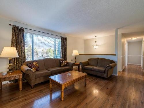 5101 Dallas Drive, Kamloops, BC - Indoor Photo Showing Living Room