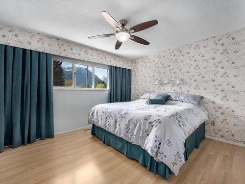 194 Deste Road, Lillooet, BC - Indoor Photo Showing Bedroom