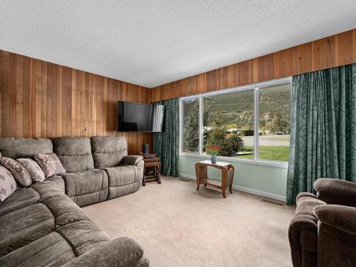 194 Deste Road, Lillooet, BC - Indoor Photo Showing Living Room