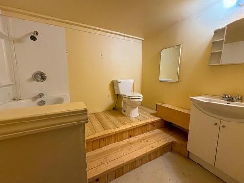 2540 Quilchena Ave, Merritt, BC - Indoor Photo Showing Bathroom
