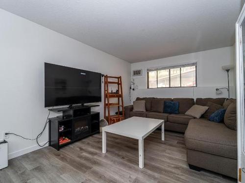 110-555 Dalgleish Drive, Kamloops, BC - Indoor Photo Showing Living Room