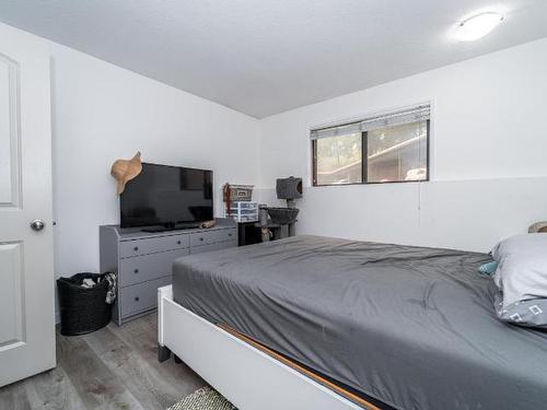 110-555 Dalgleish Drive, Kamloops, BC - Indoor Photo Showing Bedroom