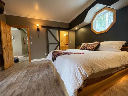 7801 Thompson Road, Kimberley, BC - Indoor Photo Showing Bedroom