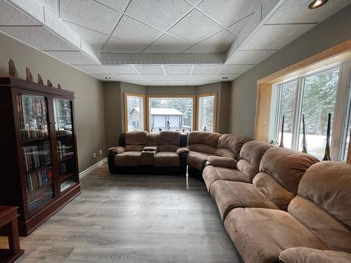 7801 Thompson Road, Kimberley, BC - Indoor Photo Showing Living Room