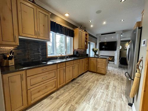 7801 Thompson Road, Kimberley, BC - Indoor Photo Showing Kitchen With Double Sink