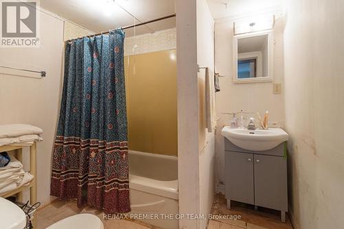 312 Ridgeway Rd, Fort Erie, ON - Indoor Photo Showing Bathroom