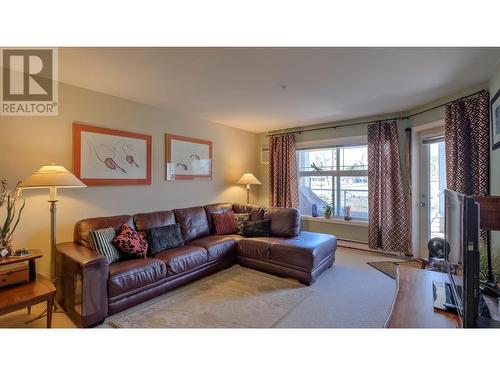 515 Houghton Road Unit# 210, Kelowna, BC - Indoor Photo Showing Living Room
