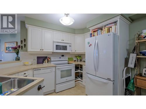 515 Houghton Road Unit# 210, Kelowna, BC - Indoor Photo Showing Kitchen