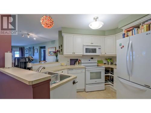 515 Houghton Road Unit# 210, Kelowna, BC - Indoor Photo Showing Kitchen