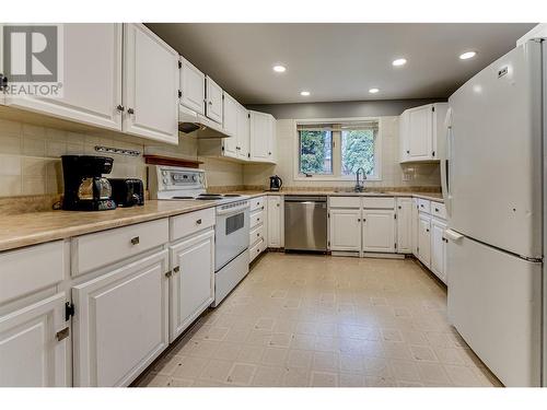 1824 Saddleview Avenue, Lumby, BC - Indoor Photo Showing Kitchen