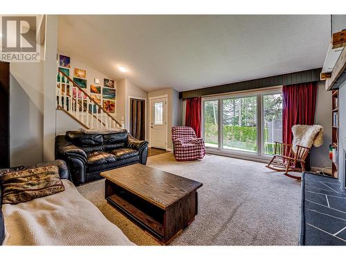 1824 Saddleview Avenue, Lumby, BC - Indoor Photo Showing Living Room