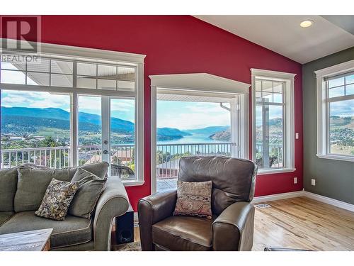 9313 Orchard Ridge Drive, Coldstream, BC - Indoor Photo Showing Living Room