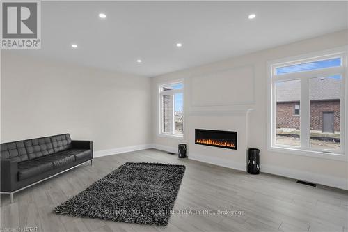 2 Bouw Place, Dutton/Dunwich, ON - Indoor Photo Showing Living Room With Fireplace