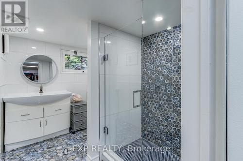 304 Champlain Rd, Penetanguishene, ON - Indoor Photo Showing Bathroom