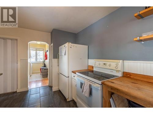 4003 27 Avenue, Vernon, BC - Indoor Photo Showing Kitchen