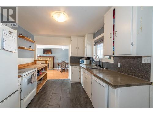 4003 27 Avenue, Vernon, BC - Indoor Photo Showing Kitchen With Double Sink