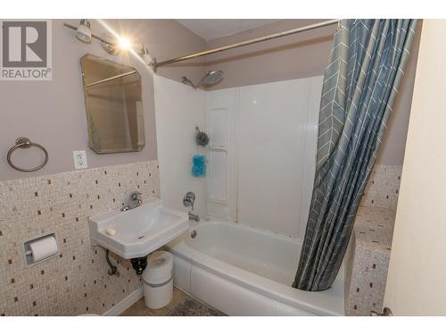 4003 27 Avenue, Vernon, BC - Indoor Photo Showing Bathroom