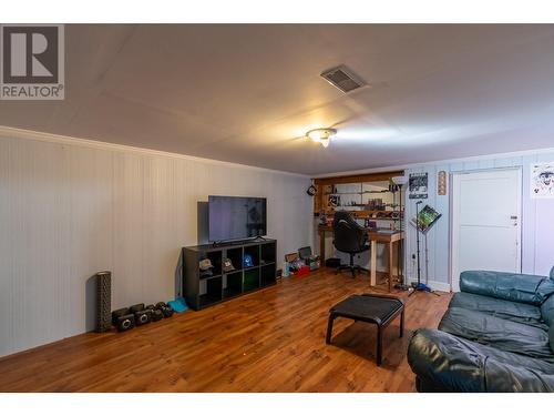 4003 27 Avenue, Vernon, BC - Indoor Photo Showing Living Room