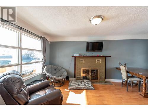 4003 27 Avenue, Vernon, BC - Indoor Photo Showing Living Room With Fireplace