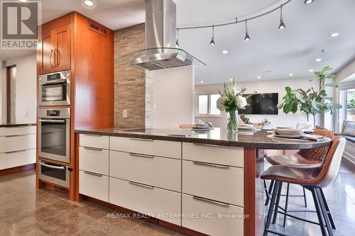 1127 Queen Street W, Mississauga, ON - Indoor Photo Showing Kitchen With Upgraded Kitchen
