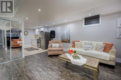 118 Footbridge Crescent, Brampton, ON - Indoor Photo Showing Living Room