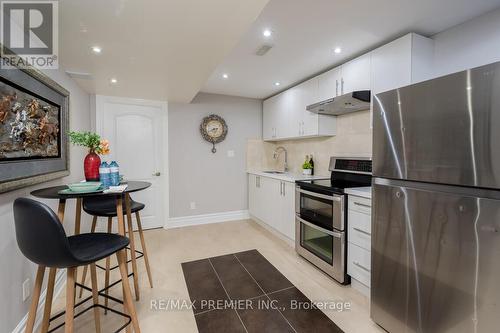 118 Footbridge Crescent, Brampton, ON - Indoor Photo Showing Kitchen