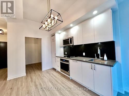 #703 -8868 Yonge St, Richmond Hill, ON - Indoor Photo Showing Kitchen With Upgraded Kitchen