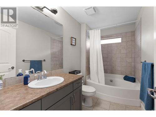 1806 Begbie Road, Kelowna, BC - Indoor Photo Showing Bathroom