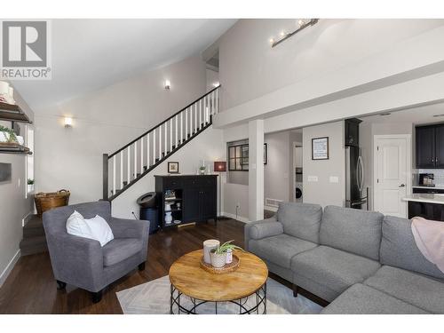 1806 Begbie Road, Kelowna, BC - Indoor Photo Showing Living Room