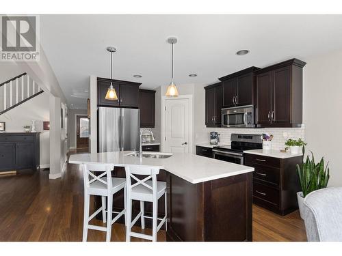 1806 Begbie Road, Kelowna, BC - Indoor Photo Showing Kitchen With Upgraded Kitchen