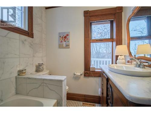 1651 2Nd Avenue Ne, Salmon Arm, BC - Indoor Photo Showing Bathroom